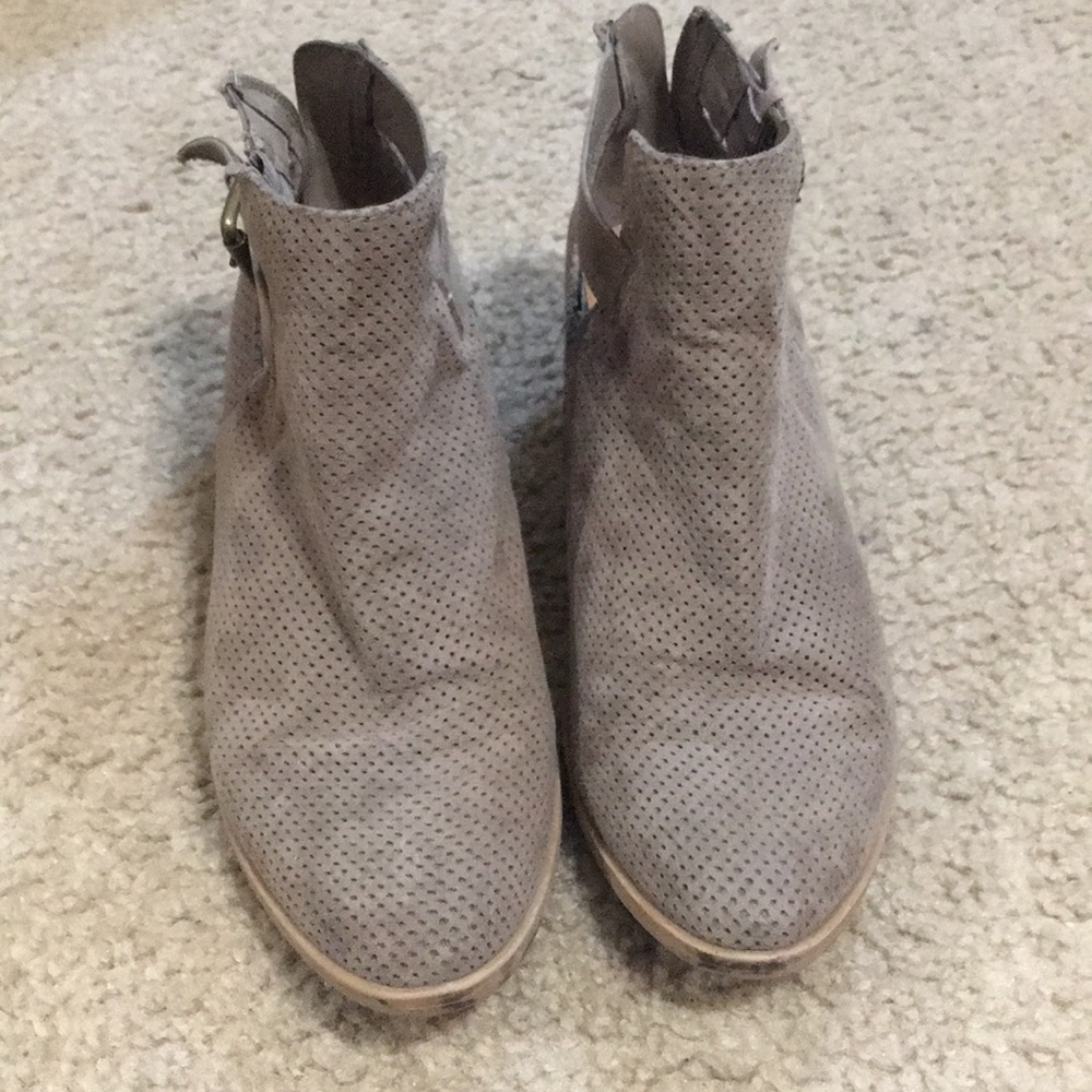 Low heel boots
